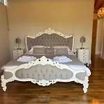 Immaculate 4-Bed Private Luxury Lodge Near York