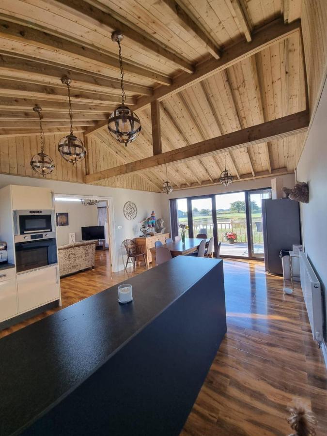 Immaculate 4-bed Private Luxury Near Holiday home *