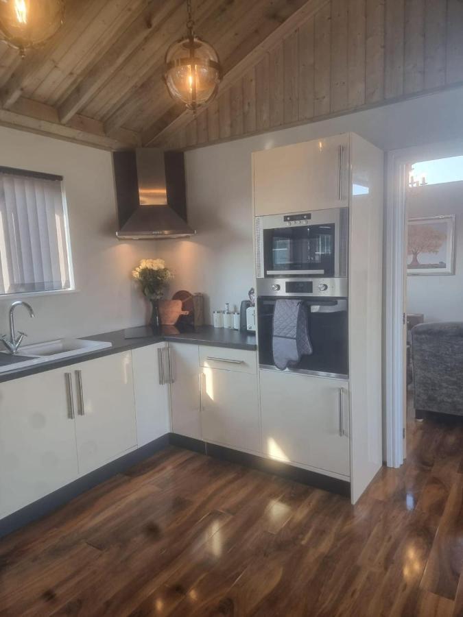 Immaculate 4-bed Private Luxury Near Holiday home