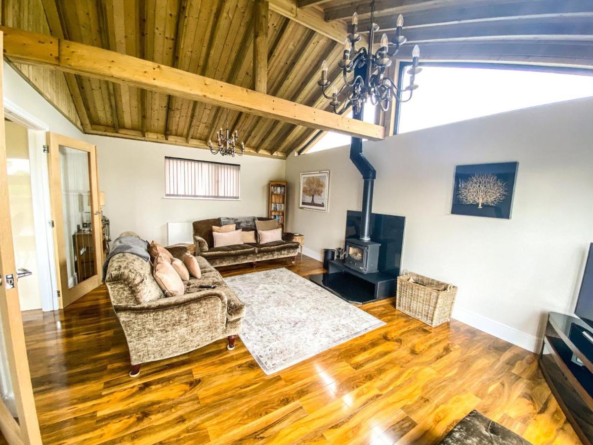 Immaculate 4-bed Private Luxury Near Holiday home