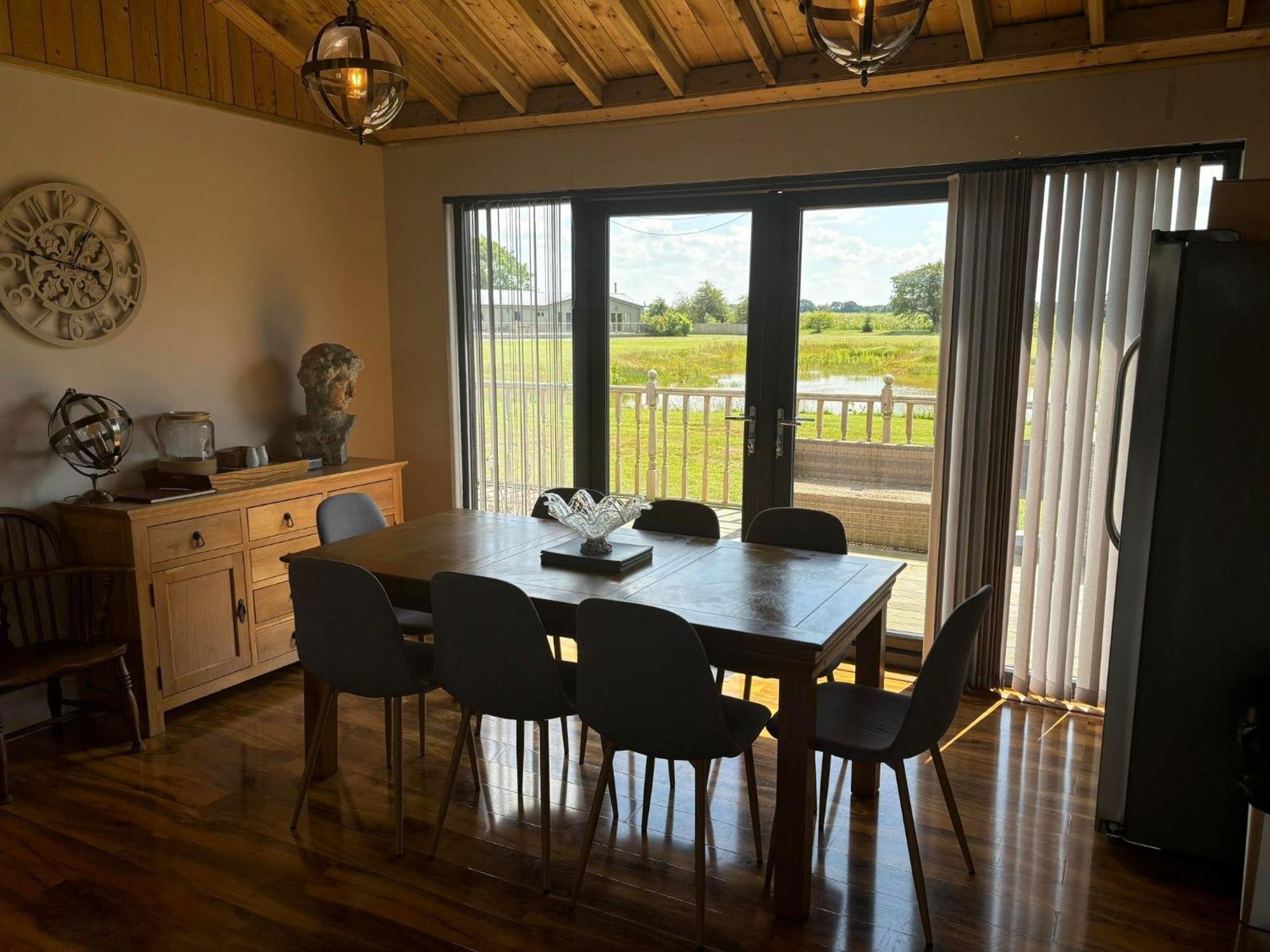 Immaculate 4-bed Private Luxury Near Holiday home